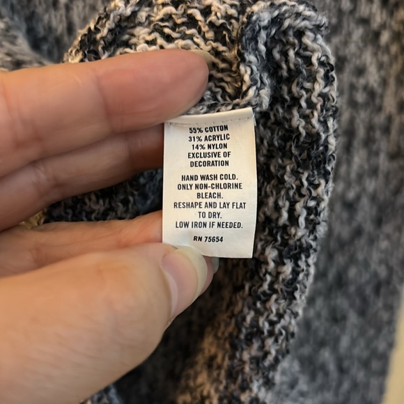 Hollister grey light knit pullover sweater, size XS - Picture 6 of 6